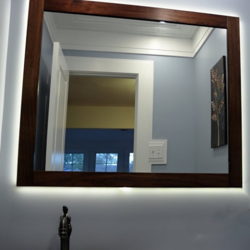 Miroir rétroéclairé à LED avec cadre en bois