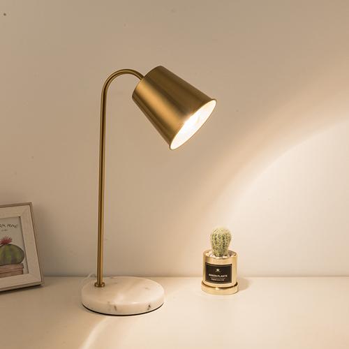 lampe de bureau dorée
