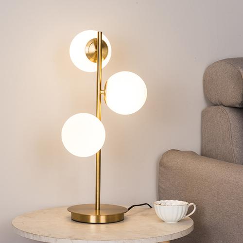 
     Lampe de table globe en verre 3 lumières
    